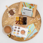 Brownies.nl Choco box bovenaanzicht op dienblad