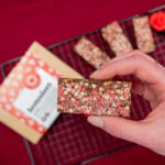 Brownies.nl Love bite hartjes vastgehouden