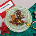 Kerst brownies op bord met persoonlijk Kerst kaartje