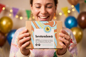 Blije ontvanger van brownies box