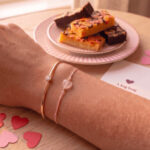 Brownies.nl box met rozenkwarts hart armband gedragen