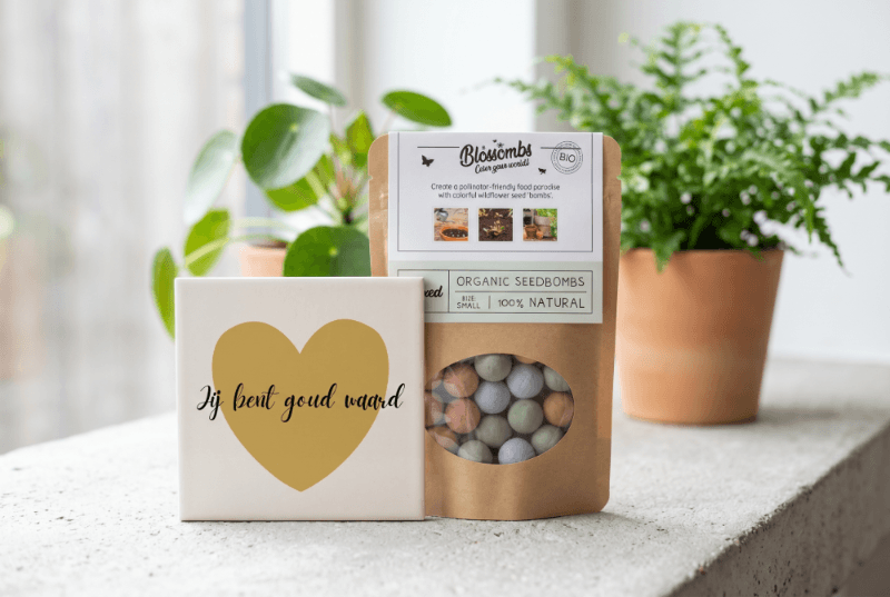 Blossombs en een jij bent goud waard-tegeltje als cadeauopties bij een brownie box