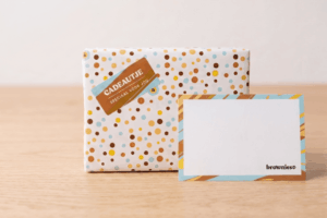 feestelijk ingepakte brownie box persoonlijk kaartje
