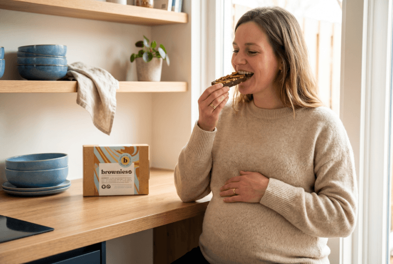 zwanger vrouw eet brownie bar